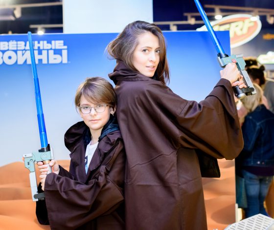 Звезды с детьми на открытии Hamleys в Метрополисе