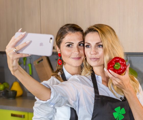 Лаура Джугелия и Саша Савельева научат тебя готовить!  