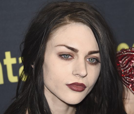 Дочка Кортни Лав показала обручальное кольцо