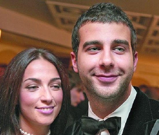 Иван Ургант показал новорожденную дочь