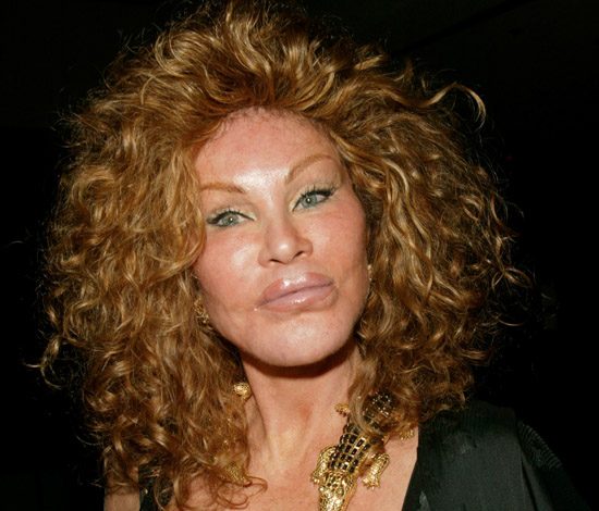 75-летняя «Женщина-кошка» вышла в свет с 48-летним любовником