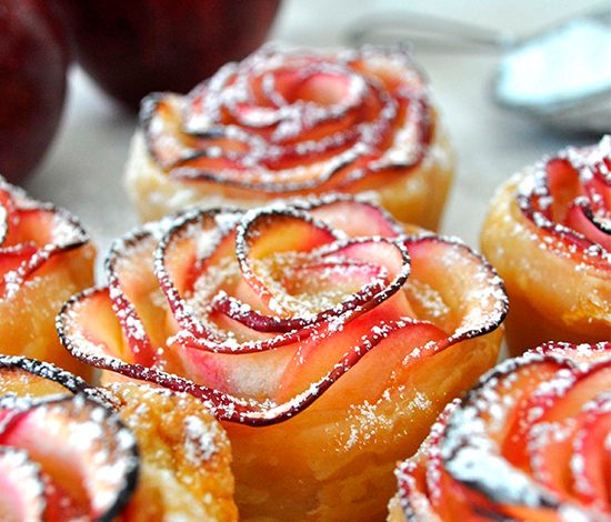 Простой десерт: яблочные розы