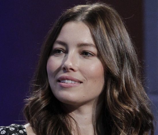 Джессика Бил вернулась в прежнюю форму после родов