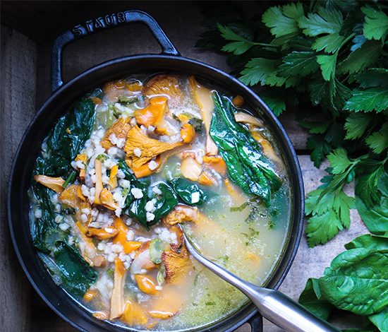 Рецепт: наваристый суп с лисичками и шпинатом 