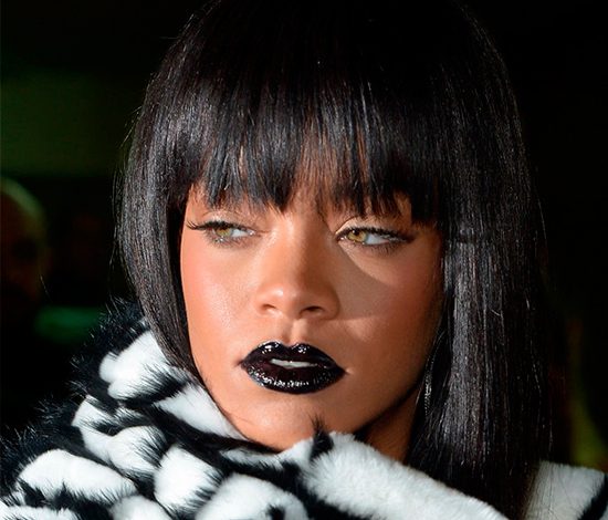 Темная помада на звездных губах