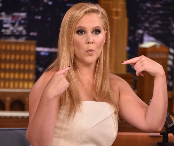 Эми Шумер поцеловала сразу двоих мужчин