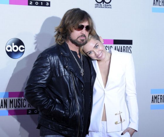 Трогательный дуэт Майли Сайрус и ее отца. Видео