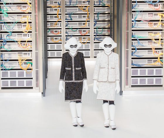 На показе Chanel моделей одели... в шлемы