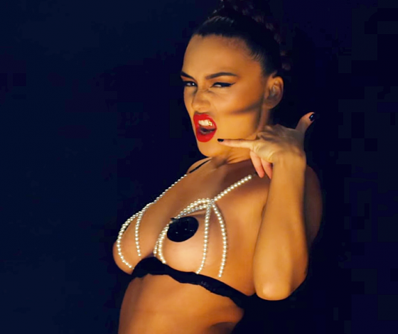 Наш ответ Ким Кардашьян: абсолютно голая солистка группы Serebro