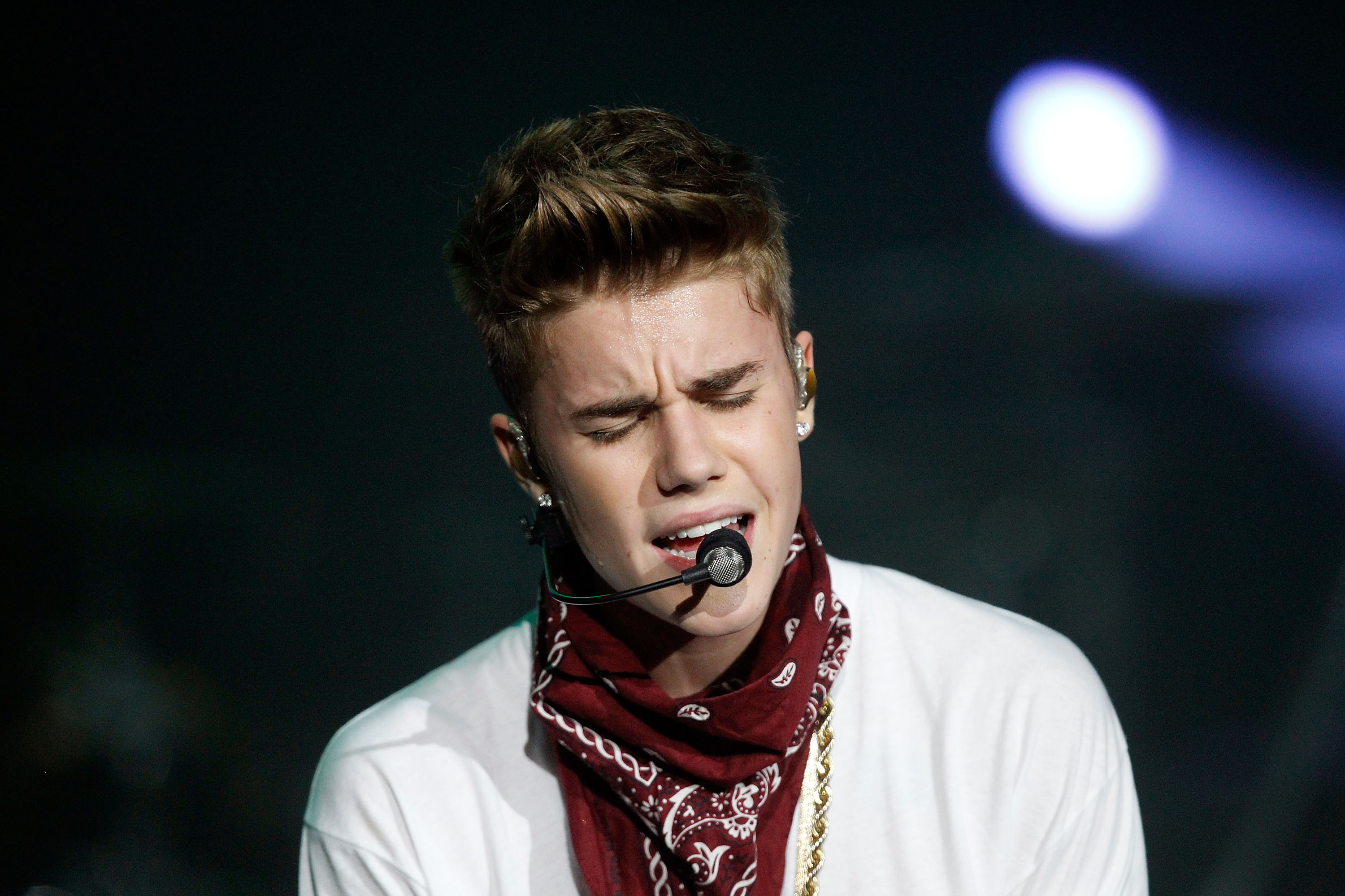 He sing now. Jingle Jam Justin Bieber. He singing.