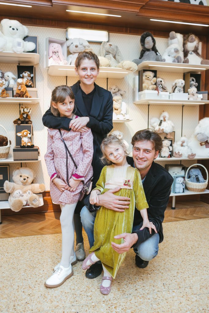 Лина Раманаускайте и Иван Колесников с дочерьми Дуней и Верой
