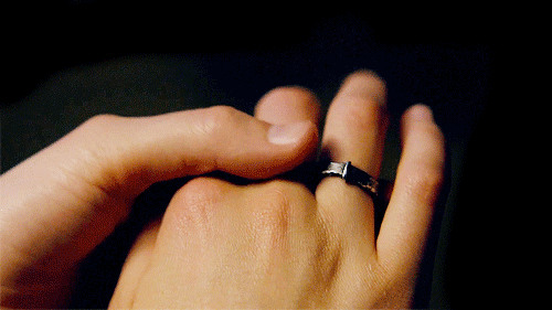Обручальные кольца анимация. Надевает кольцо на палец гифка. Крутящееся кольцо на палец. Обручальные кольца гифки.