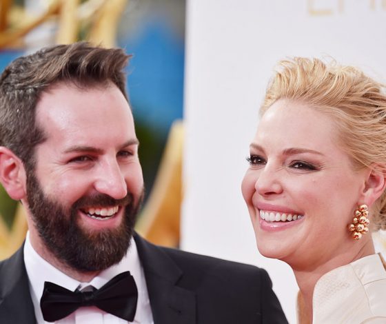 Беременная Кэтрин Хейгл на прогулке с мужем