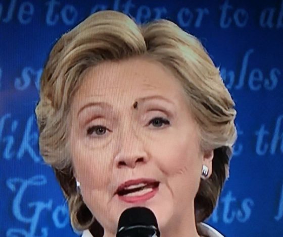 Муха, севшая на лицо Клинтон во время дебатов, стала звездой соцсетей