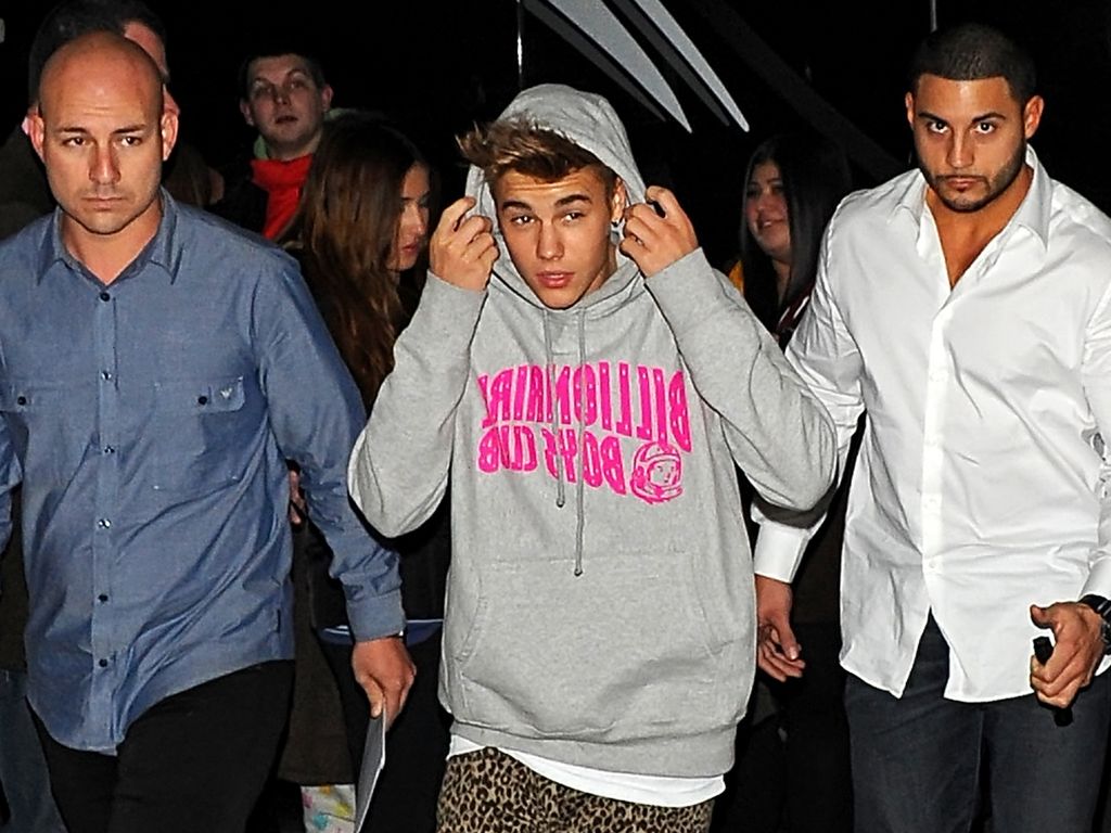 justin-bieber-in-begleitung-seiner-bodyguards