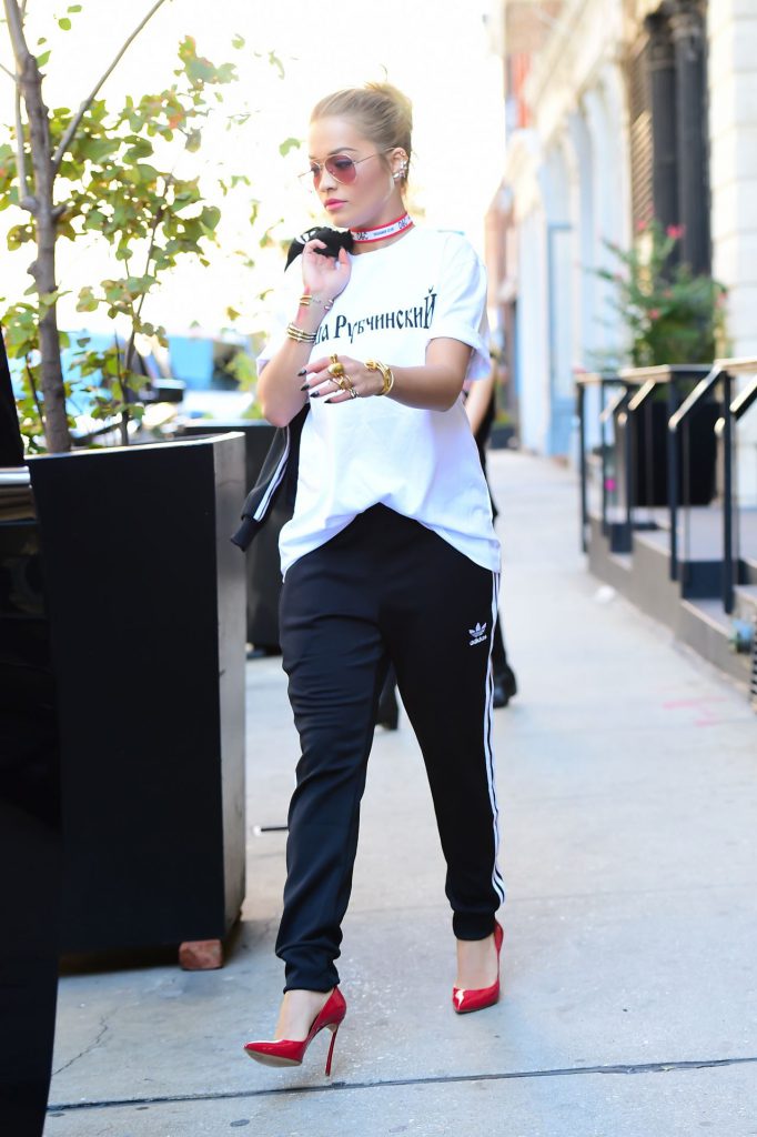 Рита Ора (25) в футболке Гоша Рубчинский, $100 (6300 р.) и спортивных штанах Adidas, $100 (6300 р.)