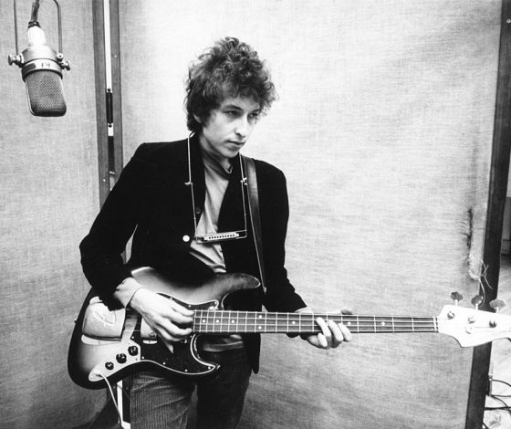 Нобелевскую премию по литературе вручили Бобу Дилану