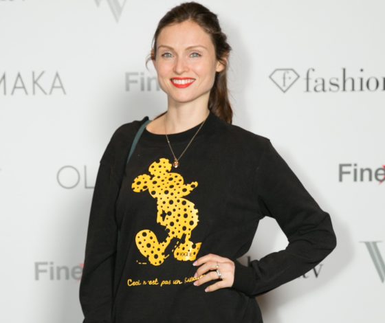 Софи Эллис-Бекстор на открытии выставки Ольги Ломака в Лондоне