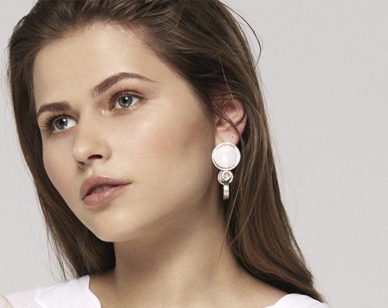 Звезда клипа про «лабутены» переезжает! И ты можешь ей в этом помочь