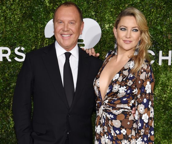 Кейт Хадсон, дизайнер Майкл Корс и девушка Ди Каприо на церемонии награждения Golden Heart Award