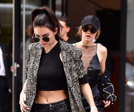 Очередная ошибка фотошопа: как выглядит обложка W magazine с Джиджи и Кендалл