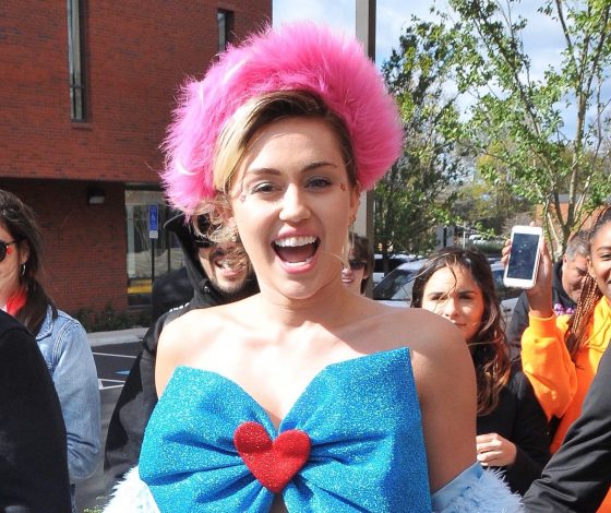 Майли Сайрус: «Голосуйте за Хиллари или поцелуйте меня в …» Кто еще из звезд поддерживает Хиллари и как?