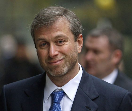 Отара овец, Ferrari или земля на Луне? Times рассуждает, что подарить Абрамовичу