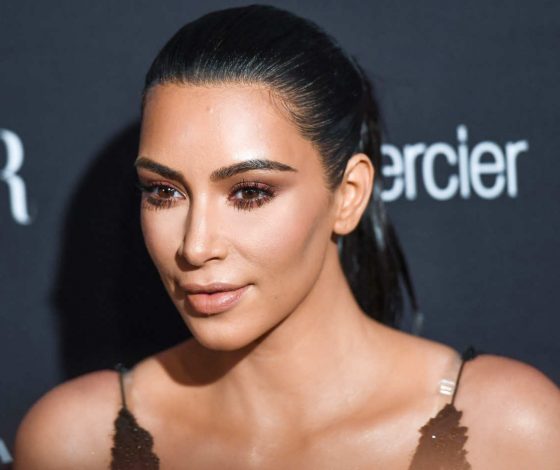 Исхудавшая Ким Кардашьян снова вышла в свет без макияжа и… штанов