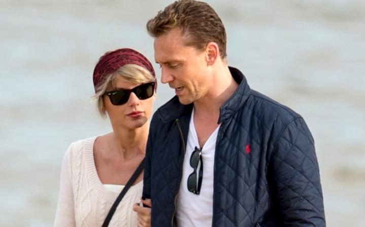 101803993_taylor-swift-tom-hiddleston-beach-news-large_transqvzuuqpflyliwib6ntmjwfsvwez_ven7c6bhu2jjnt8