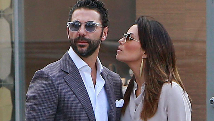 upload-1481701-eva-longoria-holds-hands-with-her-950x0-1-pic905-895x505-75831