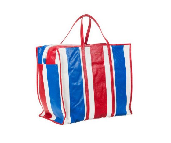 Кажется, это модно. Жена знаменитого футболиста появилась в дорогом ресторане с хозяйственной сумкой