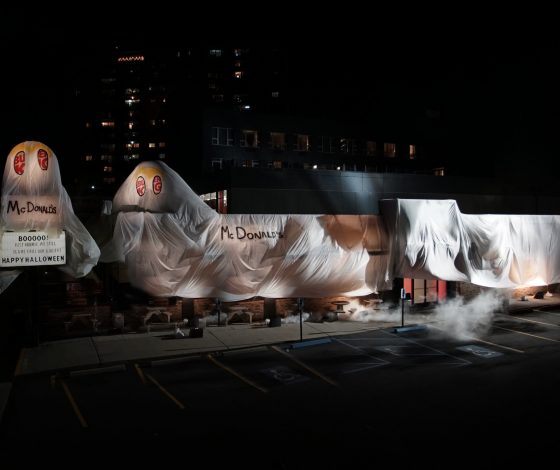 Кто как отпраздновал Хэллоуин: Бургер Кинг «переодели» в Макдональдс