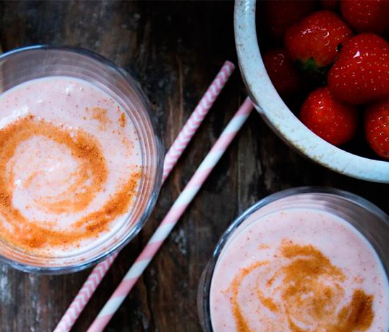 Рецепт: пряный утренний смузи из груши и клубники