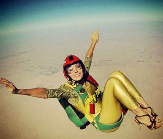 Фотомодель выпрыгнула из вертолета без парашюта