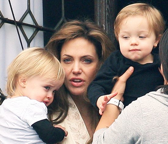 Близнецы Джоли-Питт очень похожи на родителей. Новые фото