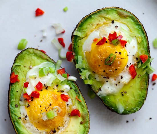 Полезный завтрак: запеченное яйцо в авокадо