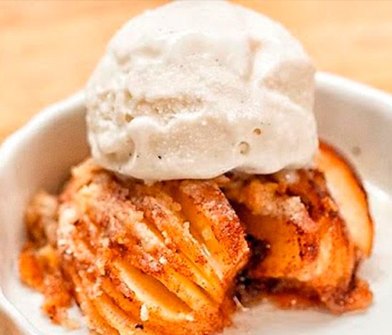 Легкий десерт: запеченное яблоко с корицей