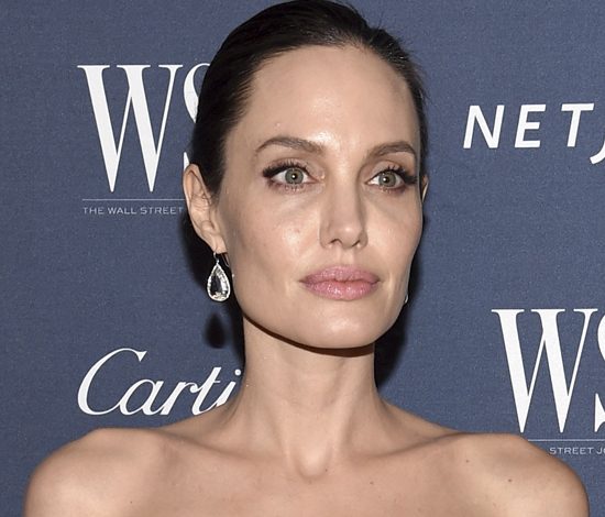 Прекрасная Анджелина Джоли украсила новую глянцевую обложку