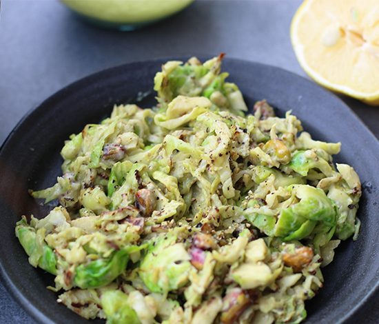 Рецепт: теплый салат «Цезарь» с соусом из авокадо