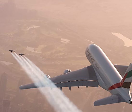 Экстремалы летают рядом с огромным самолетом