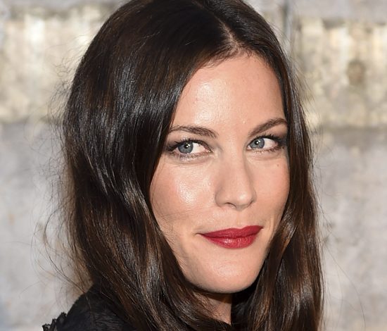 Лив Тайлер показала шикарное обручальное кольцо