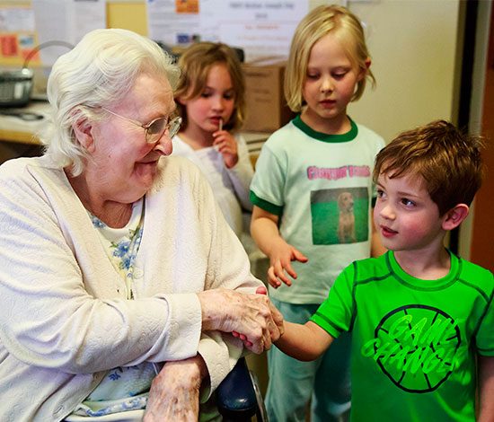 В США дом престарелых объединили с детским садом