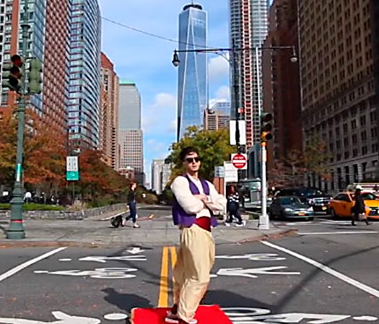 Настоящий Аладдин прокатился по Нью-Йорку на ковре-самолете