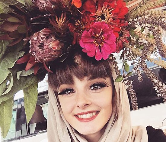 Фермер дарит своим друзьям короны из цветов