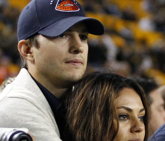 Эштон Кутчер и Мила Кунис веселятся на концерте Мадонны