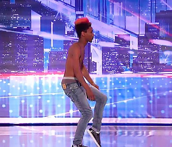 Парень делает невозможные трюки со своим телом