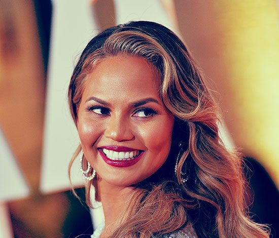 Крисси Тейген показала свой округлившийся живот