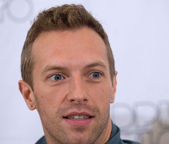 Крис Мартин не может скрыть чувств к своей новой девушке