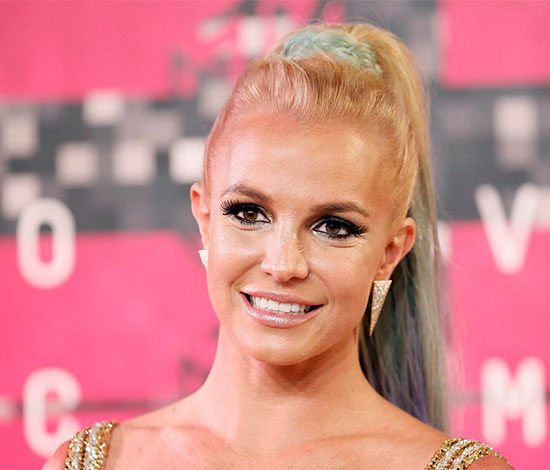 У Бритни Спирс порвался костюм на сцене и оголил ее спину и пятую точку