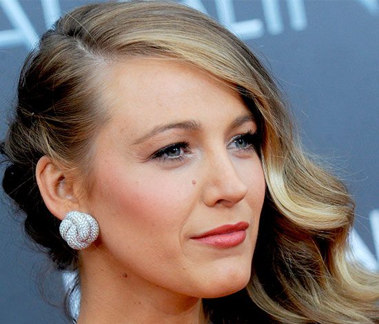 Блейк Лайвли с дочерью заметили в аэропорту